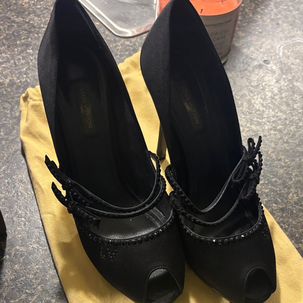 Louis Vuitton Elegant Black Peep-Toe Heels - Picture 4 of 5